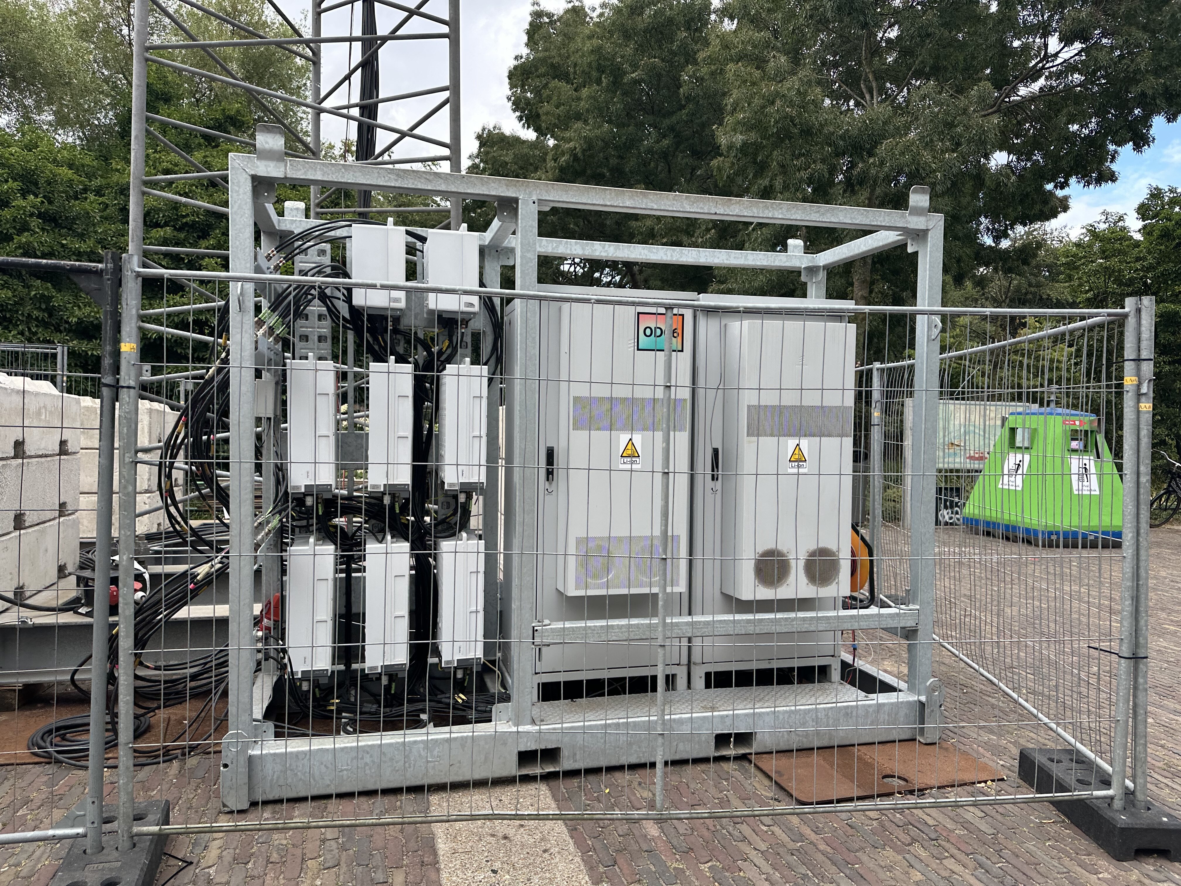 Nieuwe Ericsson-festivalset van Odido met twee Ericsson cabinets, zes Ericsson Radio 4466's en twee Ericsson Radio 2238's
