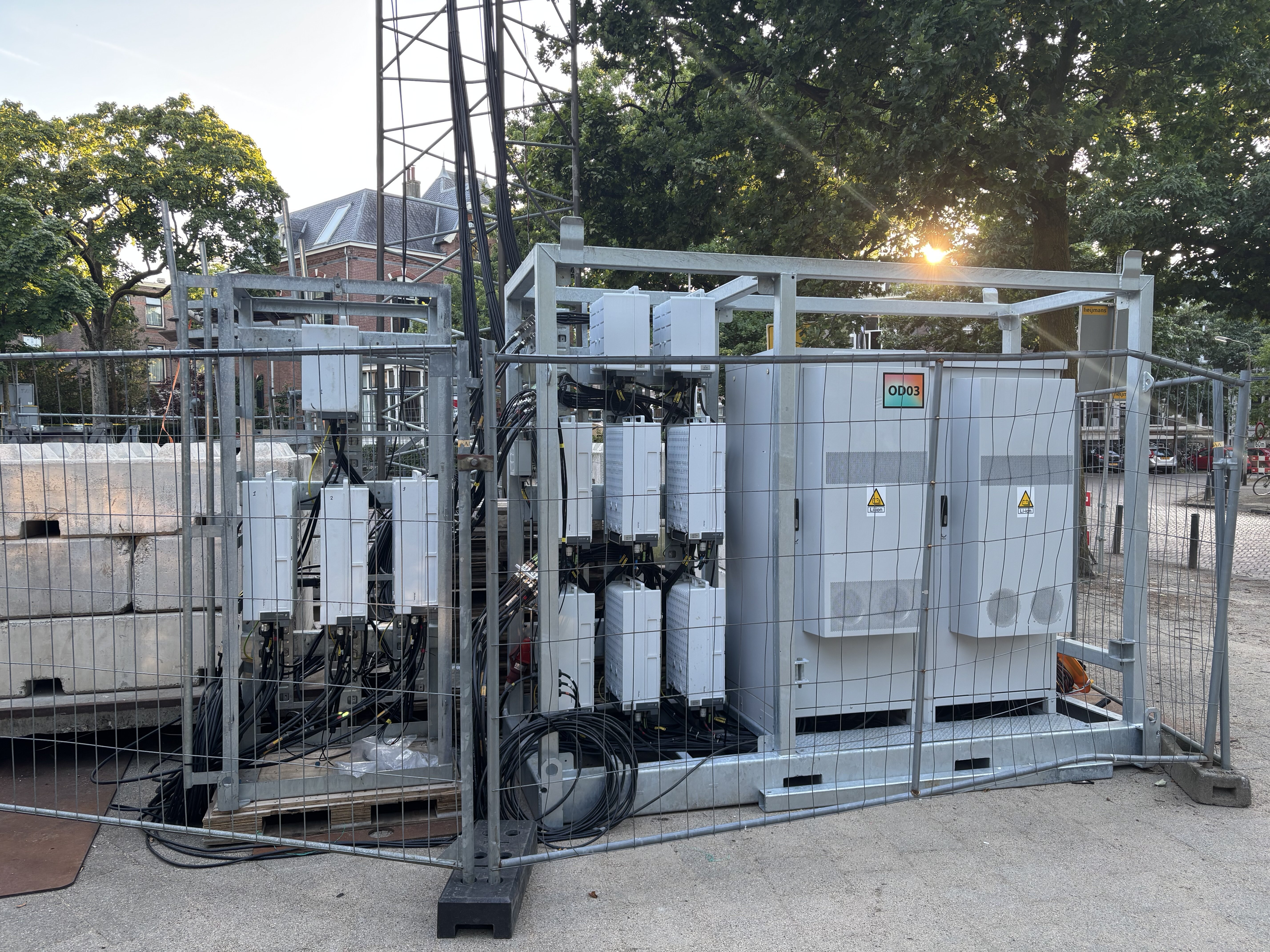 Odido basisset (rechts) met uitbreidingsset (links) waar drie extra Ericsson Radio 4466's hangen, en een extra Ericsson Radio 2238