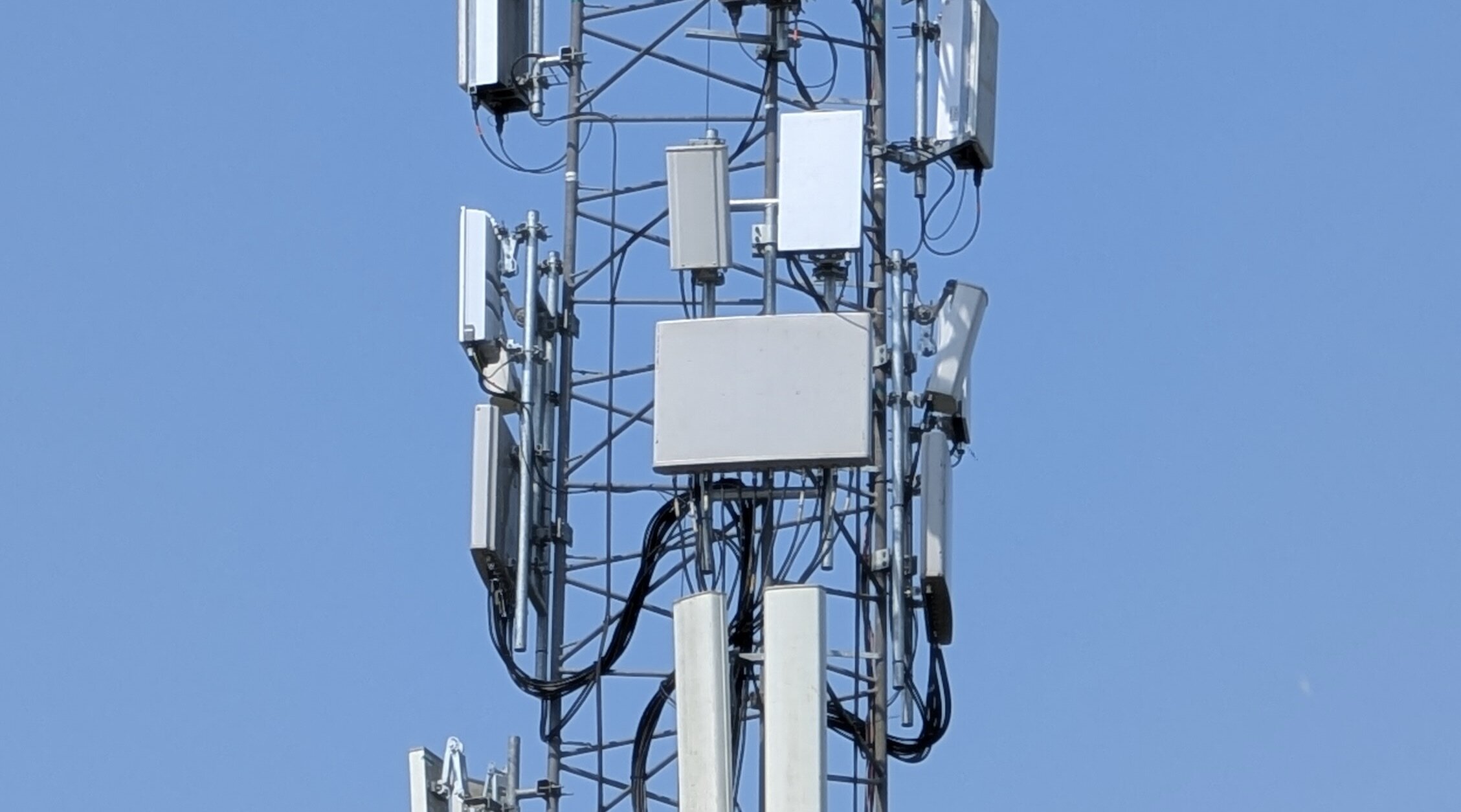 Drie frames met antennes van Odido in een tijdelijke festivalmast (links, midden, rechts). Elk frame heeft een kleine Kathrein antenne voor 3G op 900MHz, een Ericsson AIR6419 voor 3500 MHz, en een 6x15° multibeam-antenne voor de hoge FDD banden