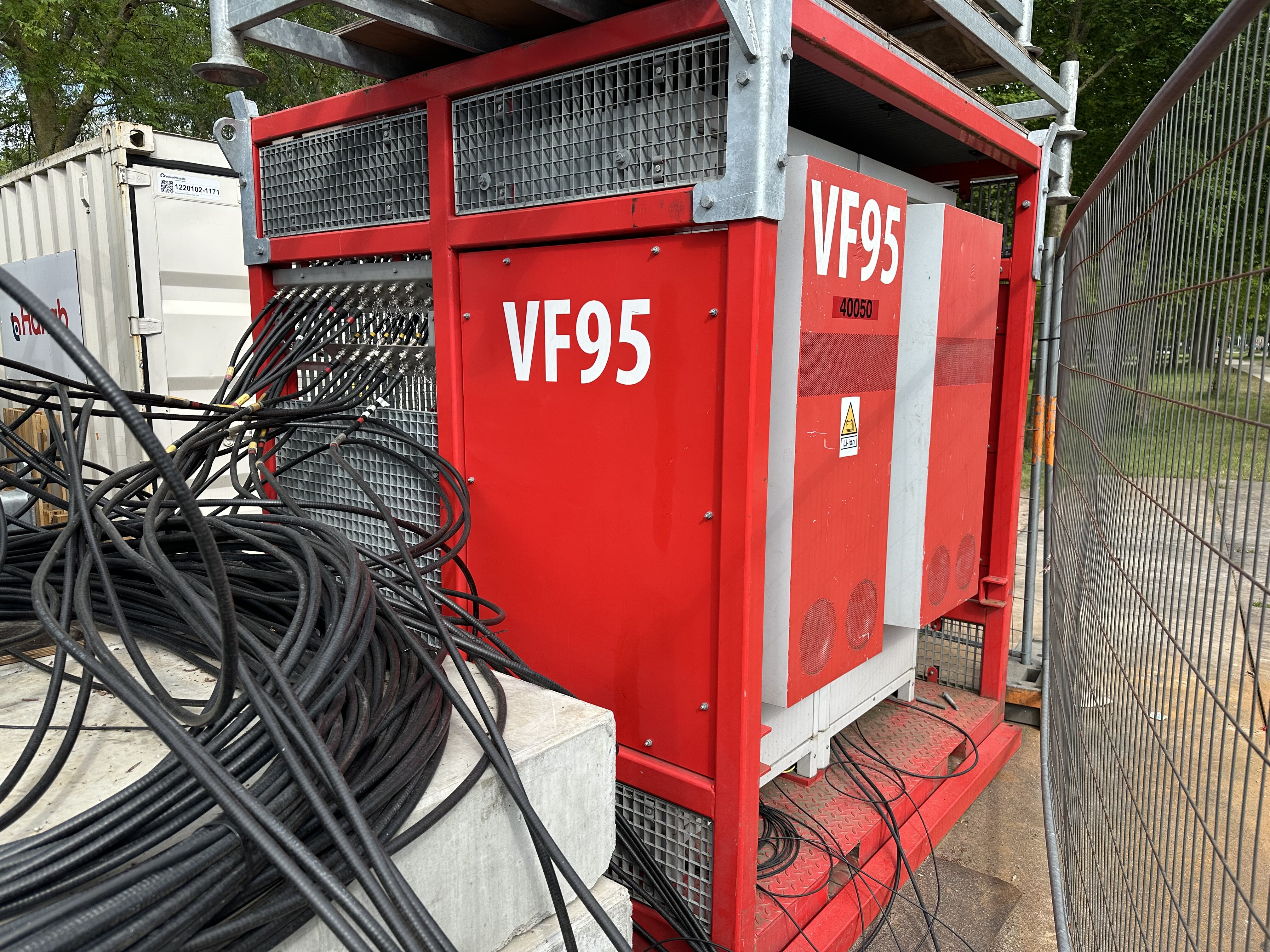 Een container met tijdelijke apparatuur voor tijdelijke festivalmasten van Vodafone