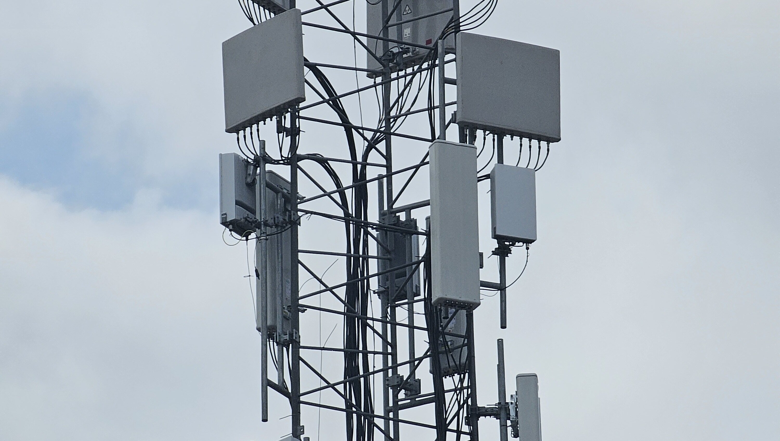 Twee multibeam-antennes van Vodafone (bovenaan), en drie frames met Commscope antenne en Ericsson AIR3258 voor 3500 MHz